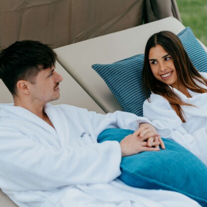 Zwei Personen unterhalten sich entspannt im Bademantel - AQUA BLU HOTEL, Bad Füssing