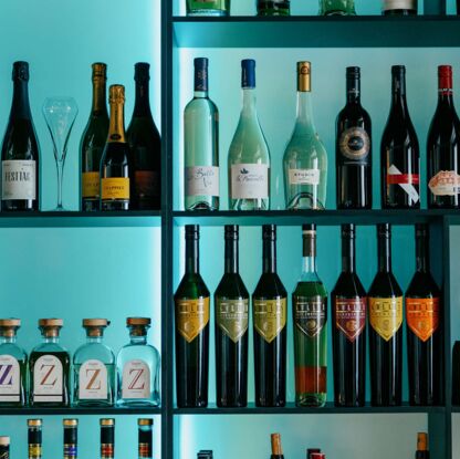 Eine Wand aus verschiedenen Sorten Alkohol