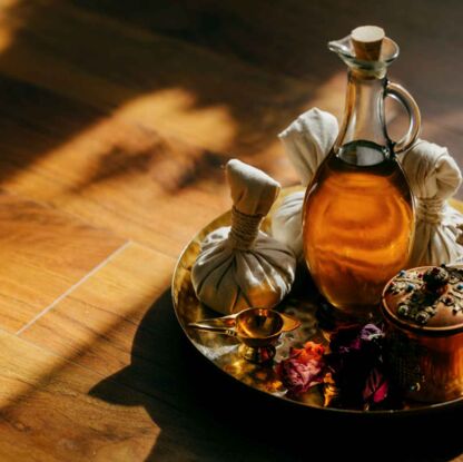 Schale mit verschiedenen indischen Ölen und Kräutern