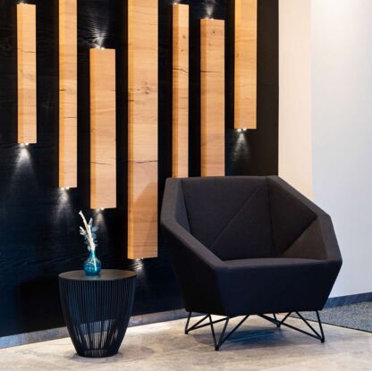 Das Designhotel und Boutique Hotel AQUA BLU bietet gemütliche Sitzmöglichkeiten in einer dekorativen Umgebung.