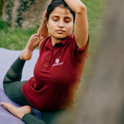Indische Frau bim Yoga von vorne