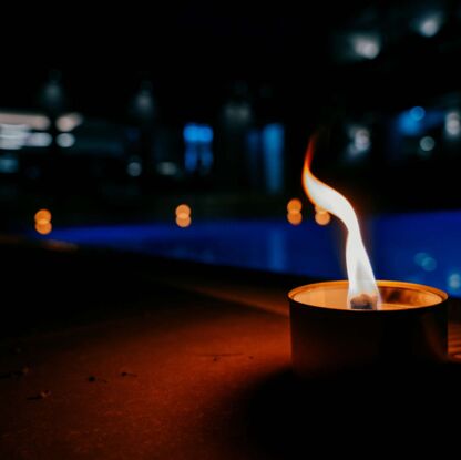 Eine Kerze leuchtet den Weg zum Sole-Pool des Desighotels und Boutique Hotels AQUA BLU Bad Füssing bei Nacht