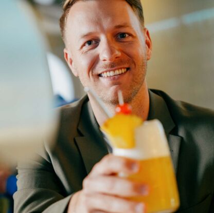 Eine person trinkt einen leckeren Cocktail